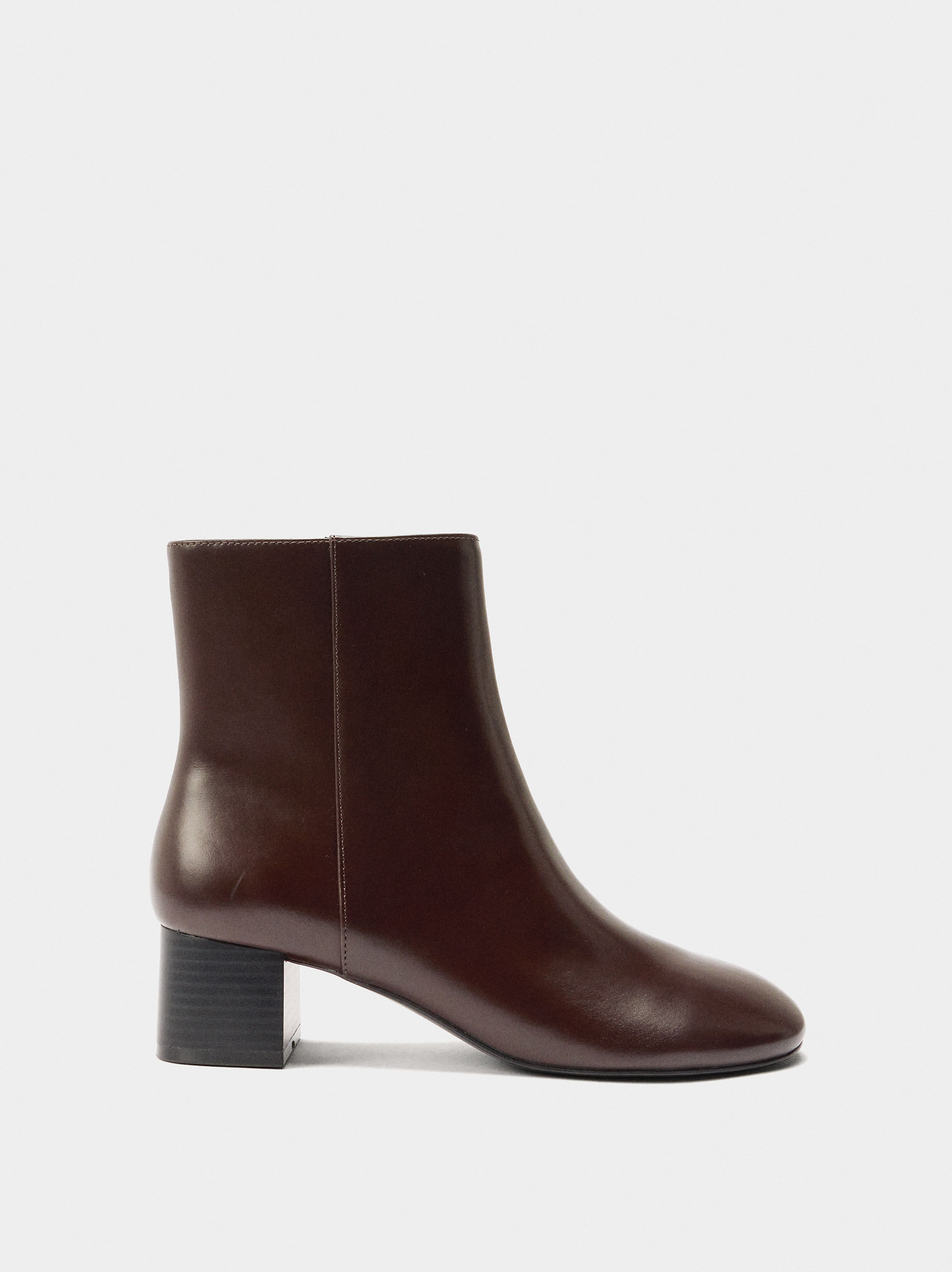 Wide-heel sleek ankle boots