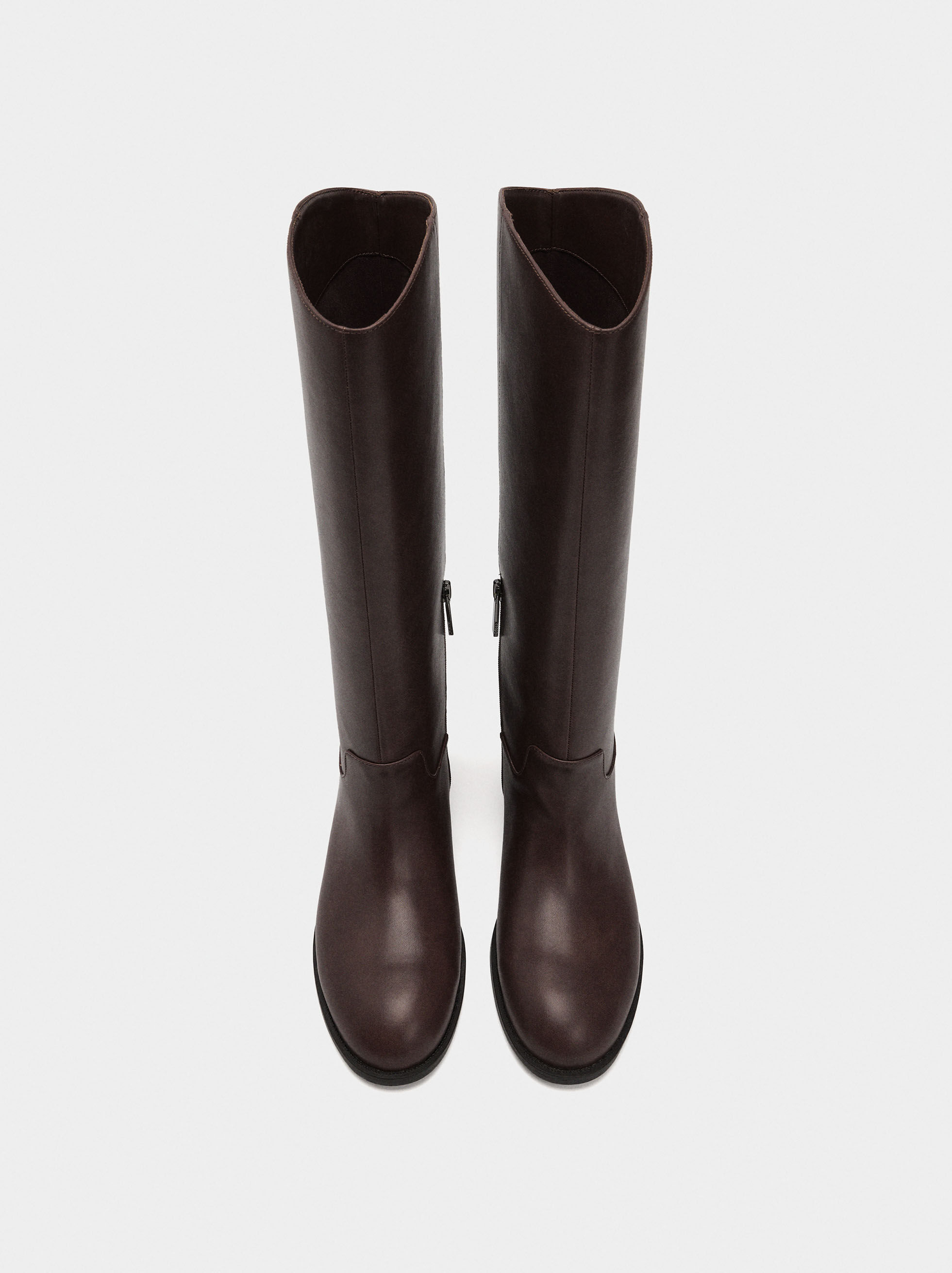Ankle-high boots with low heels