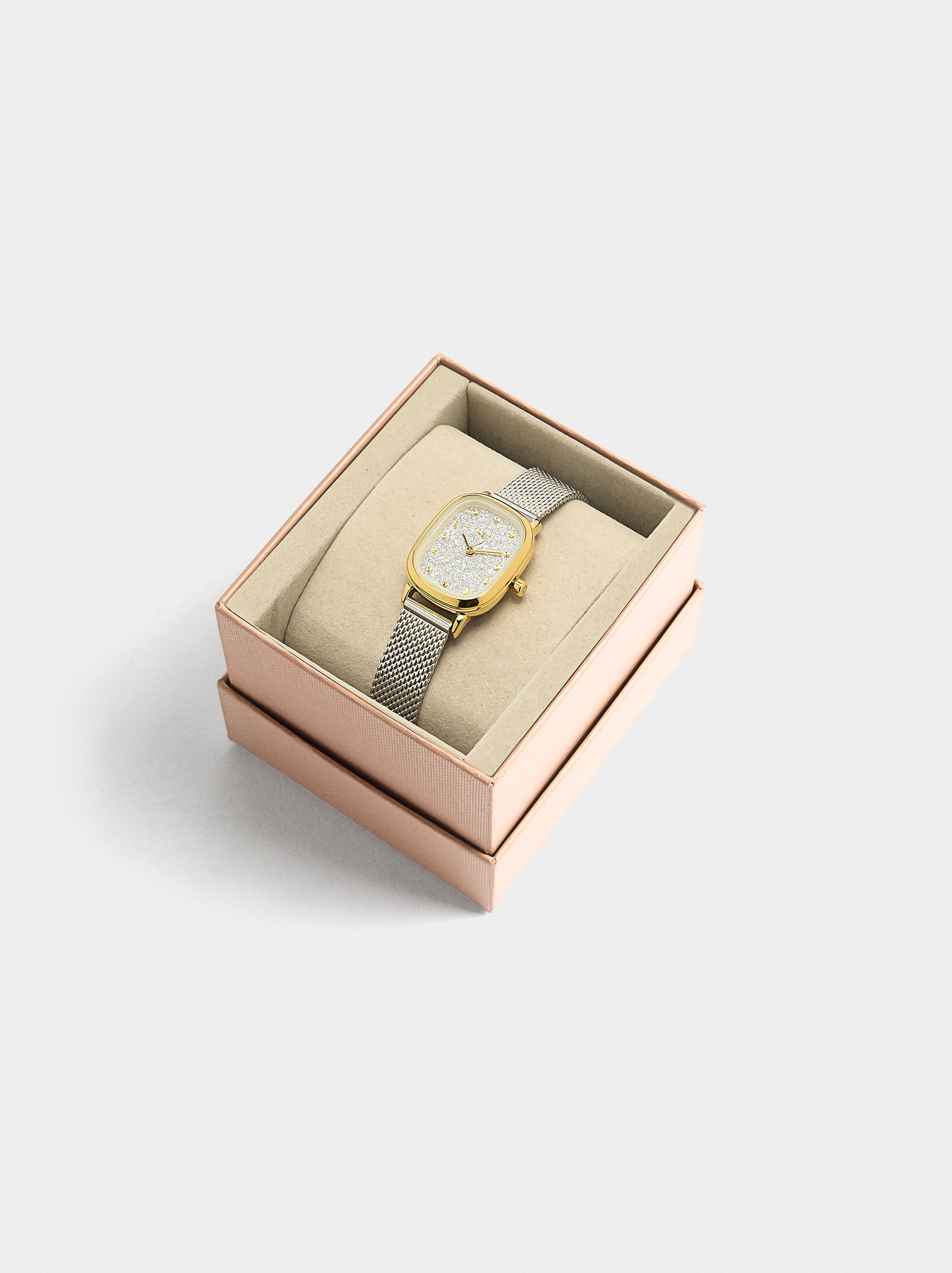 Rectangular watch with metal mesh bracelet