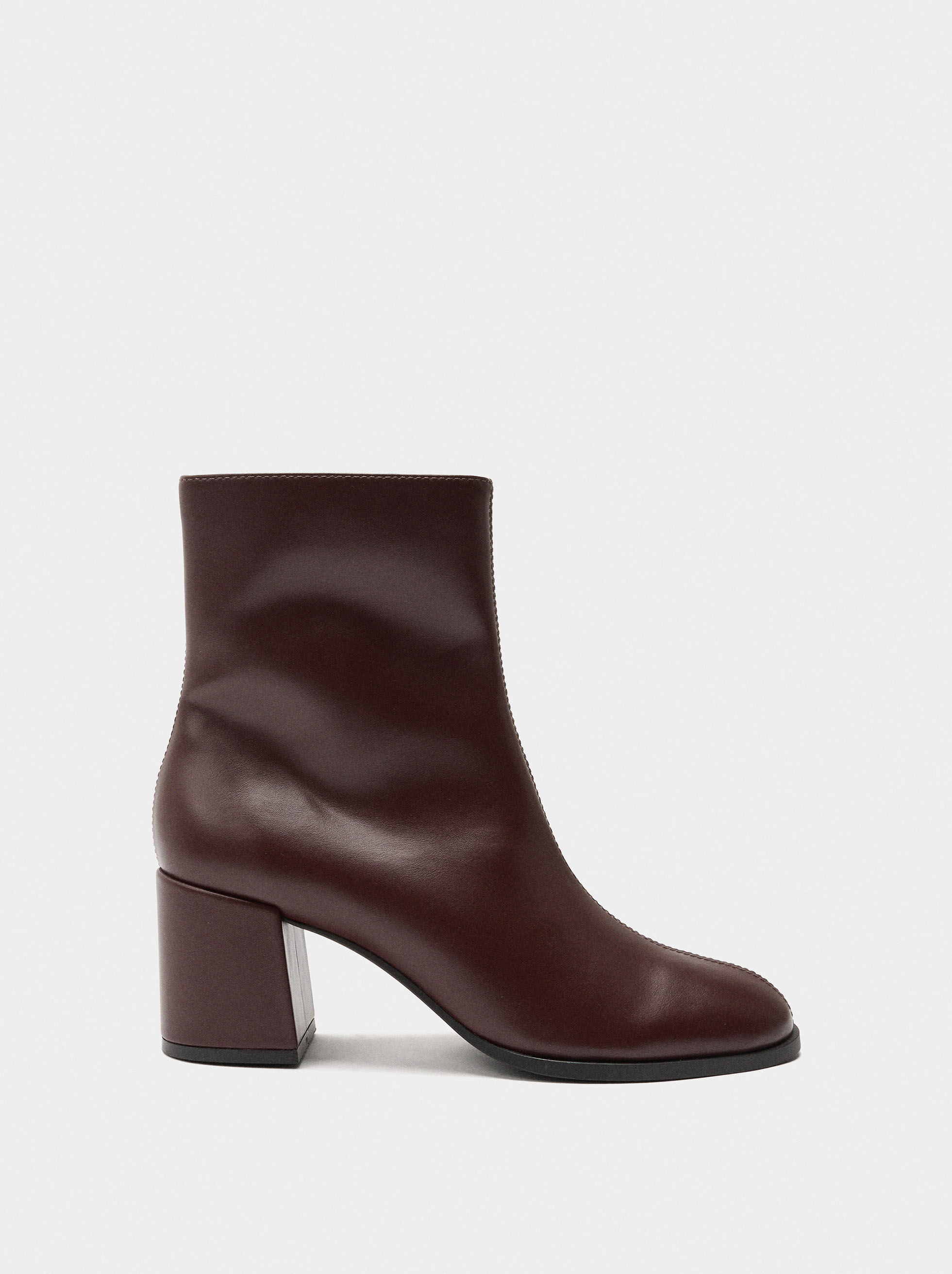 Wide heel ankle boots with marked topstitching