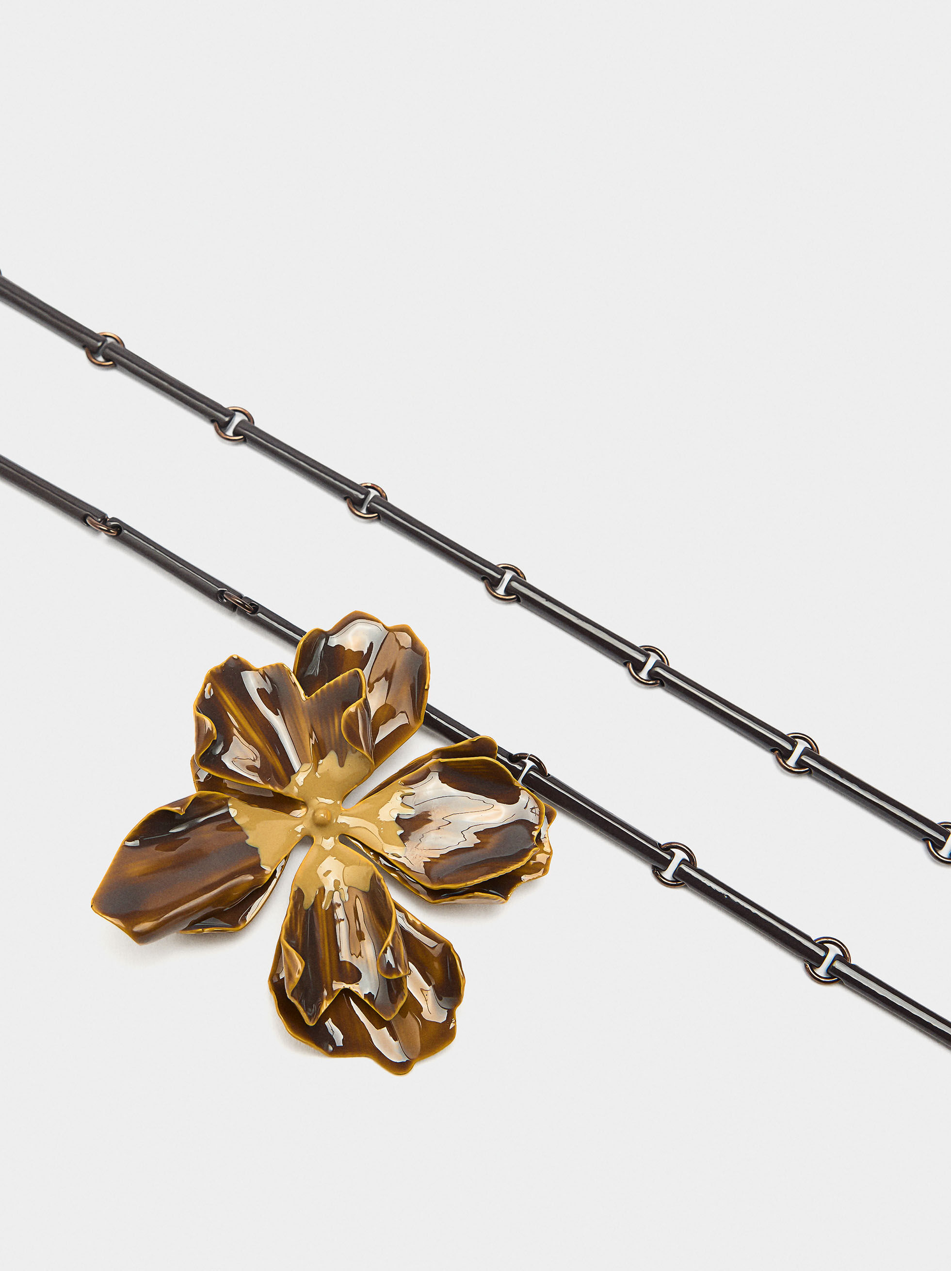 Double short necklace with flower