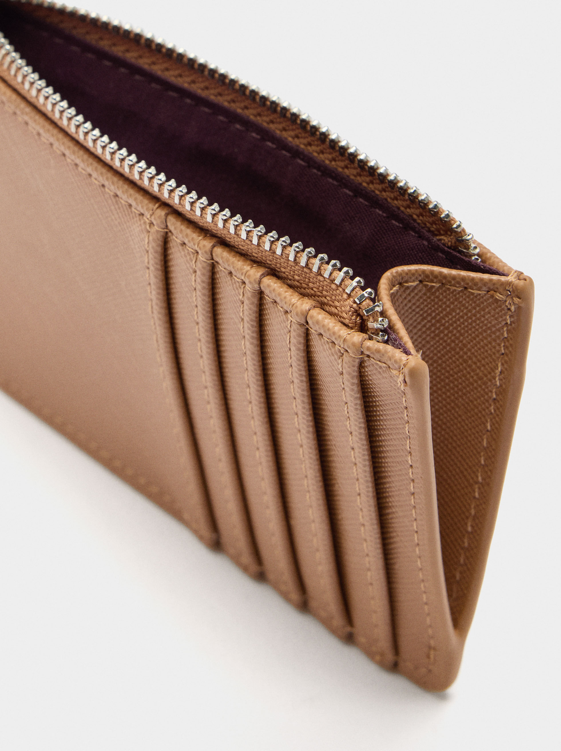 Basic cardholder with texture
